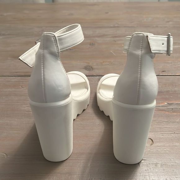 Steve Madden Scarlet Platform Foam Treaded White Wedge Sandal - 6 - Picture 4 of 12